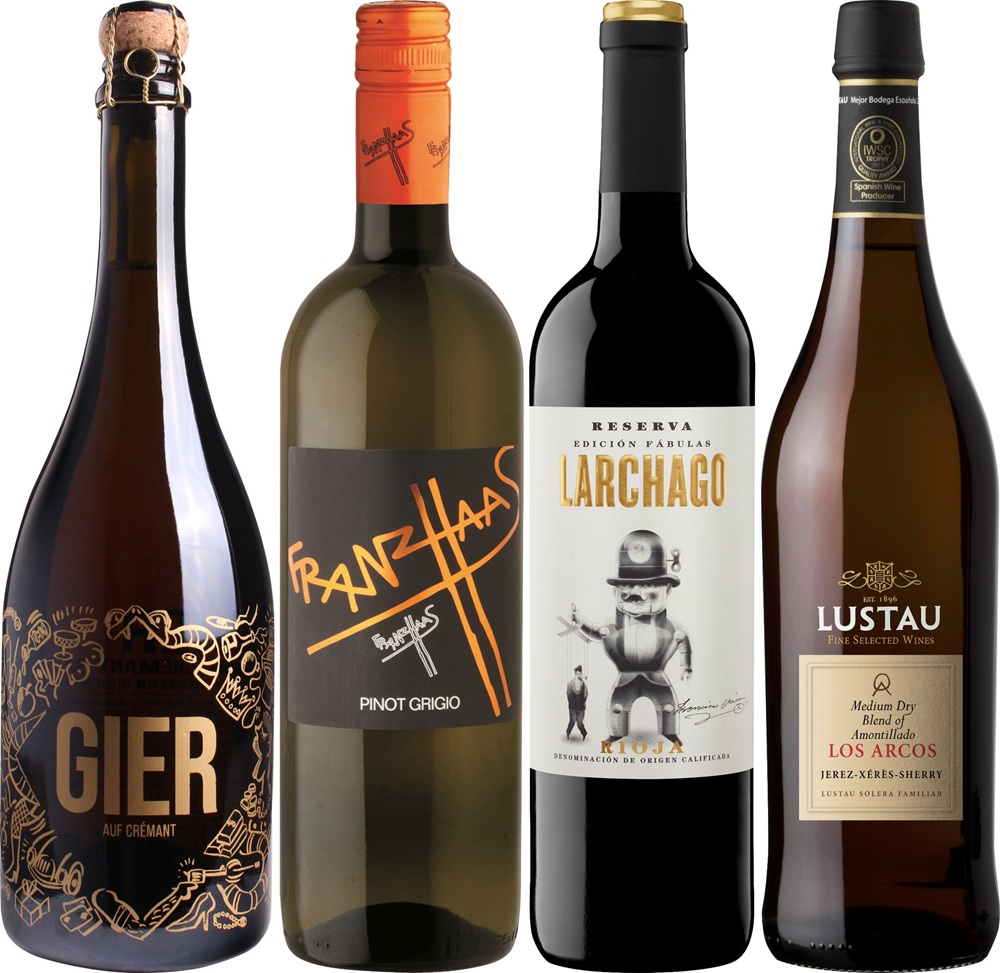 Vier Weinflaschen stehen nebeneinander: eine mit schwarzem und goldenem Design, eine grüne mit orangem Etikett, eine rote mit einer charakteristischen Grafik und eine braune mit elegantem Schriftzug.