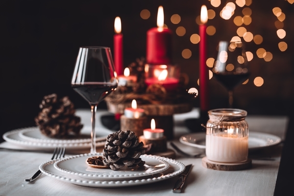 Tisch_Weihnachten_Rotwein_Kerzen Tisch_Weihnachten_Rotwein_Kerzen