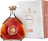 Eine elegante Cognac-Flasche mit einem geschwungenen Design steht neben einer passenden Verpackung. Die Flasche trägt die Schriftzüge -Camus- und -Borderies-, die das Produkt als erstklassigen XO-Cognac kennzeichnen.