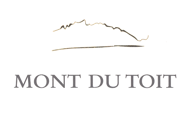 Eine gebogene Linie, die einen Bergrücken darstellt, schwebt über dem Schriftzug -MONT DU TOIT-, der in einer eleganten, grauen Schriftart geschrieben ist.