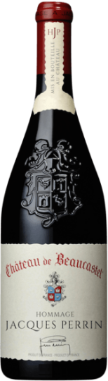 Châteauneuf-du-Pape Hommage á Jacques Perrin Eine Flasche Rotwein mit schwarzem und rotem Etikett. Auf dem Etikett steht -Château de Beaucastel-, sowie -Hommage Jacques Perrin-. Der Flaschenhals ist rot und die Flasche hat eine elegante Form.