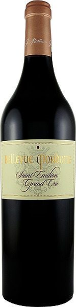 Château Bellevue Mondotte Eine große Flasche Rotwein mit einem hellen Etikett, das -Bellevue Mondotte- und -Saint-Émilion Grand Cru- zeigt. Der Korken ist braun und der Flaschenhals hat eine elegante Form.
