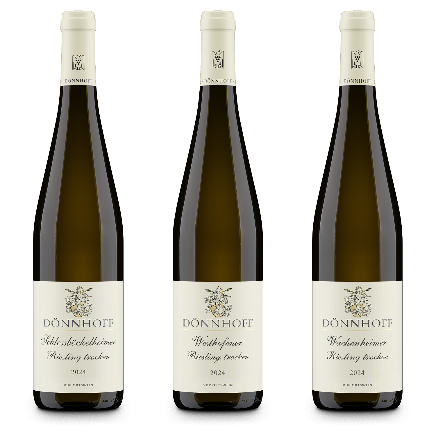 Weinpaket VDP Freundschaft Drei Weinflaschen mit langen, schlanken Körpern stehen aufrecht. Jede Flasche ist mit einem hellen Korken und einem eleganten Etikett versehen, das den Namen -Dönnhoff- und die Jahrgangsbezeichnung 2024 zeigt.