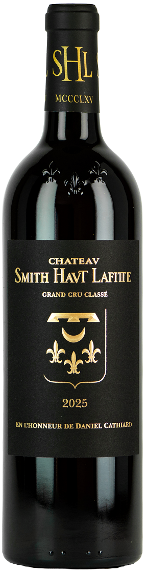 Eine Weinflasche mit schwarzer Etikettierung, die den Namen -Château Smith Haut Lafitte- trägt. Das Etikett ist mit goldener Schrift und einem Wappen verziert, das drei Lilien zeigt. Das Jahr 2025 ist ebenfalls angegeben.