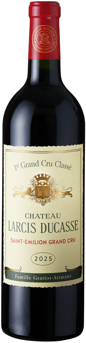 Eine rotweine Flasche mit einem eleganten Etikett, das -Chateau Larcis Ducasse Saint-Emilion Grand Cru 2025- zeigt. Der Korken ist rot, und das Design strahlt Tradition aus.