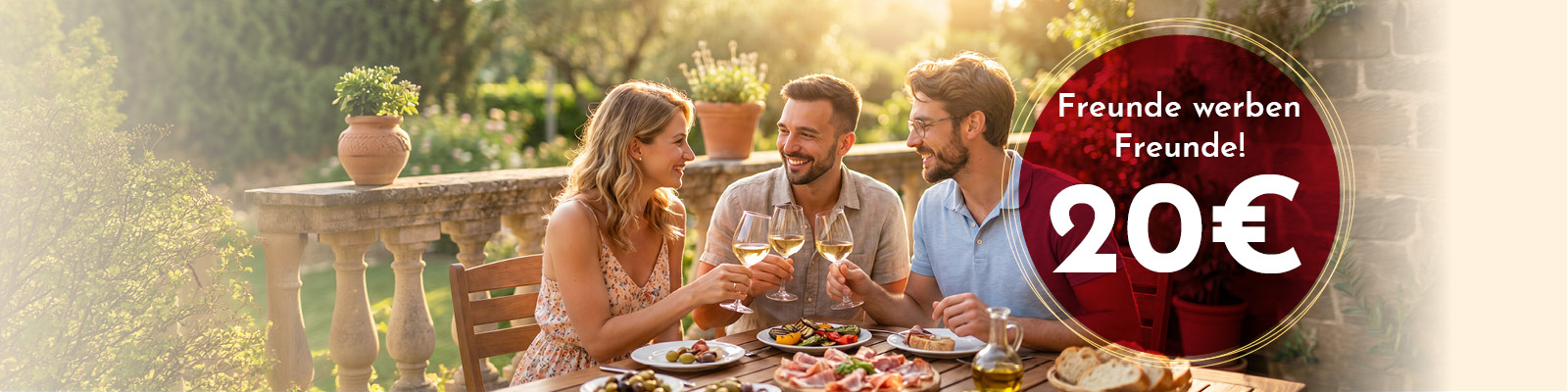 Drei Personen sitzen an einem Tisch im Freien, stoßen mit Gläsern an und genießen ein vielfältiges Essen. Im Hintergrund sieht man Pflanzen und einen sonnigen Garten. Ein Text weist auf ein Empfehlungsangebot hin.