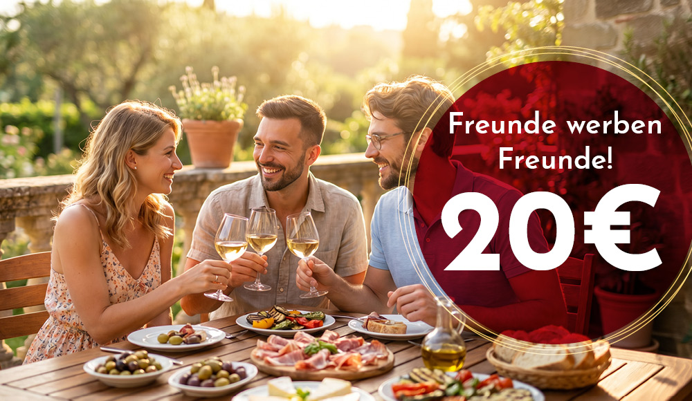 Eine fröhliche Gruppe von drei Menschen stößt mit Gläsern an. Auf dem Tisch liegen verschiedene leckere Speisen. Im Hintergrund sind Pflanzen und ein sonniger Garten zu sehen. Text: -Freunde werben Freunde! 20€-.