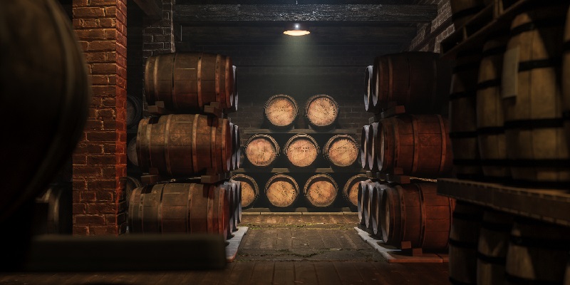 Fasslager mit Holzfässern, die ordentlich gestapelt sind. Ein Lichtstrahl beleuchtet die Rückwand, wo weitere Fässer mit sichtbaren Ziffern aufgestellt sind. Der Raum hat eine rustikale Atmosphäre.