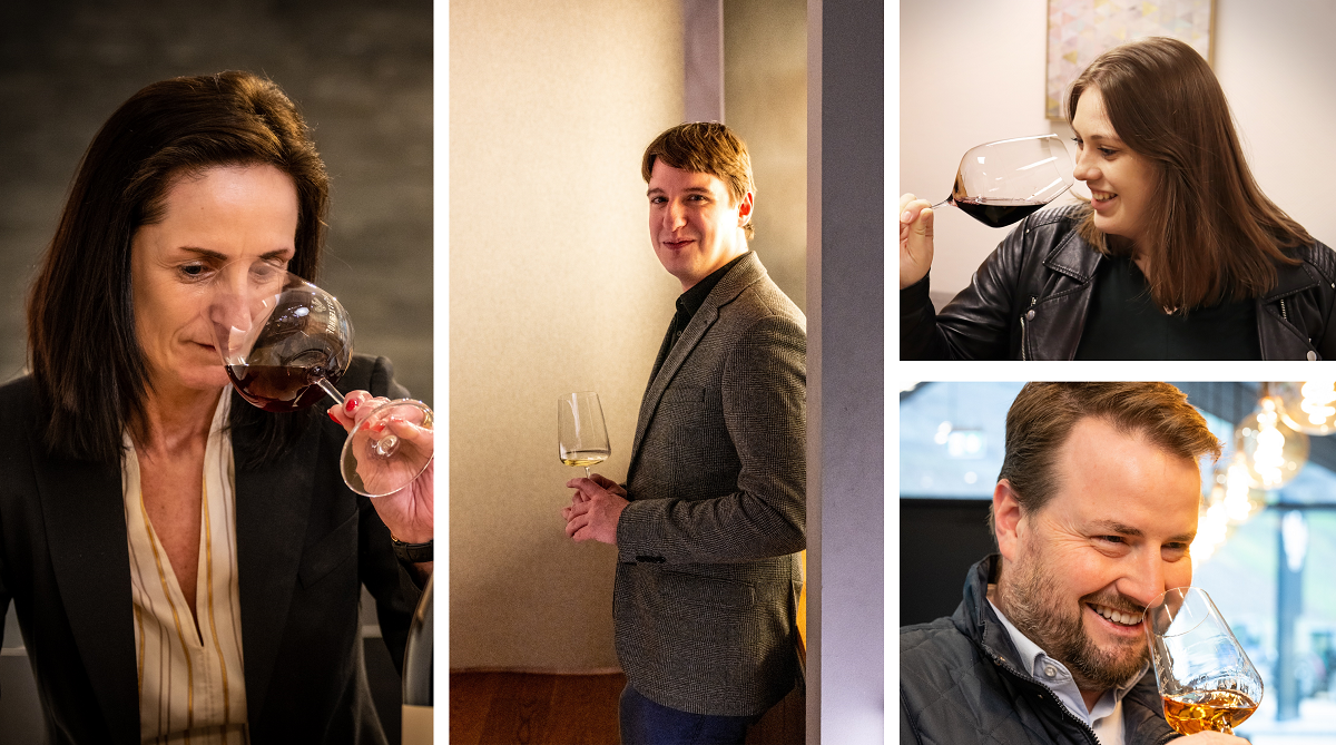 Vier Personen halten Weingläser und riechen oder verkosten den Wein. Sie befinden sich in unterschiedlichen Umgebungen, die Gemütlichkeit und Genuss ausstrahlen.