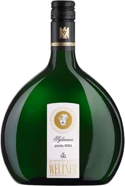 Iphöfer Berg Sylvaner Eine grüne Weinflasche in einer besonderen Form mit einem Etikett, das den Namen -Sylvaner- und -Iphöfer Berg- zeigt. Das Etikett enthält auch goldene Verzierungen.
