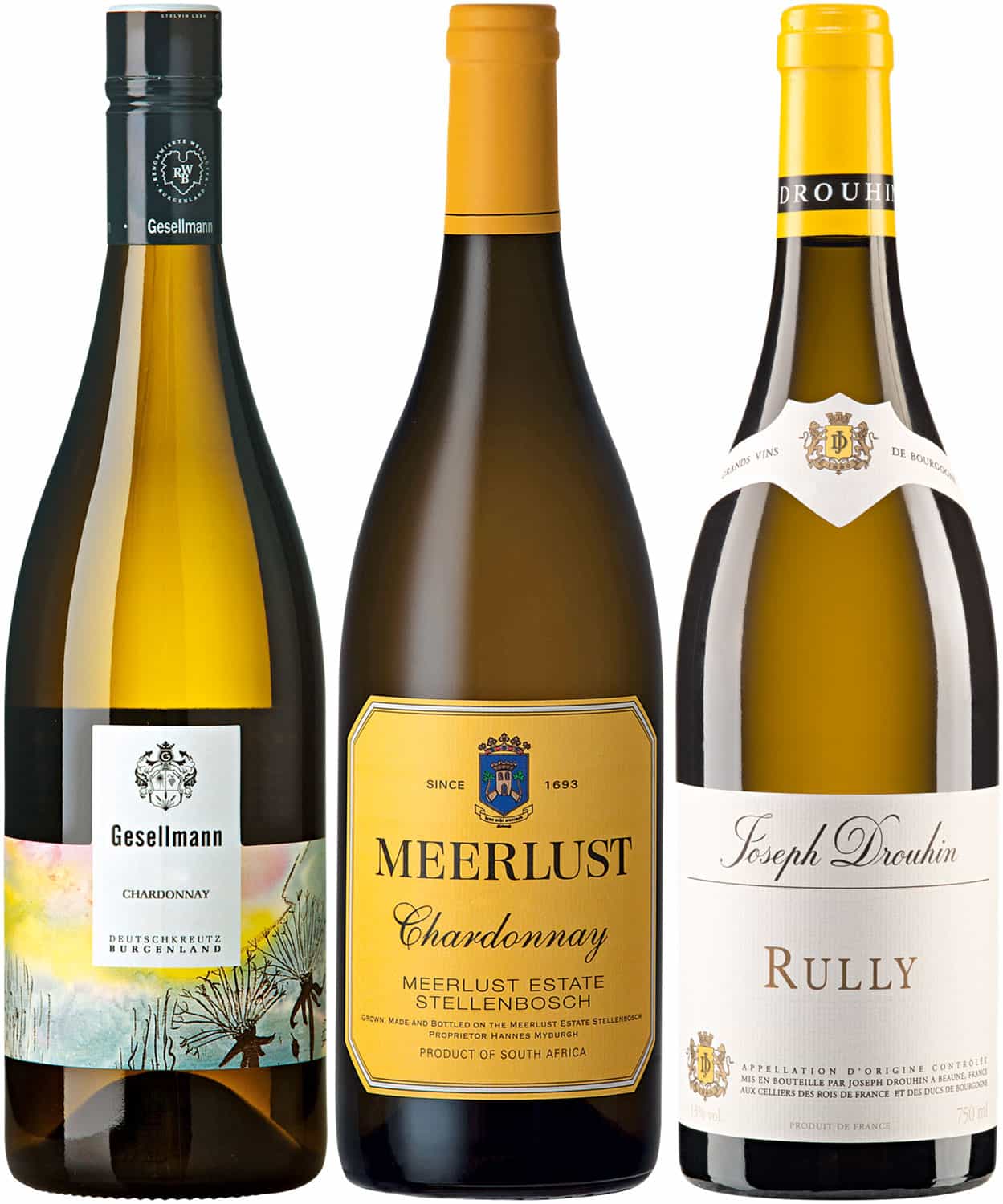 Weinpaket Chardonnay x Kürbis Drei weiße Weinen stehen nebeneinander. Die Flaschen haben unterschiedliche Etiketten und Farben: eine mit buntem Etikett, eine goldene und eine weiße Flasche. Die Korken sind unterschiedlich gestaltet.