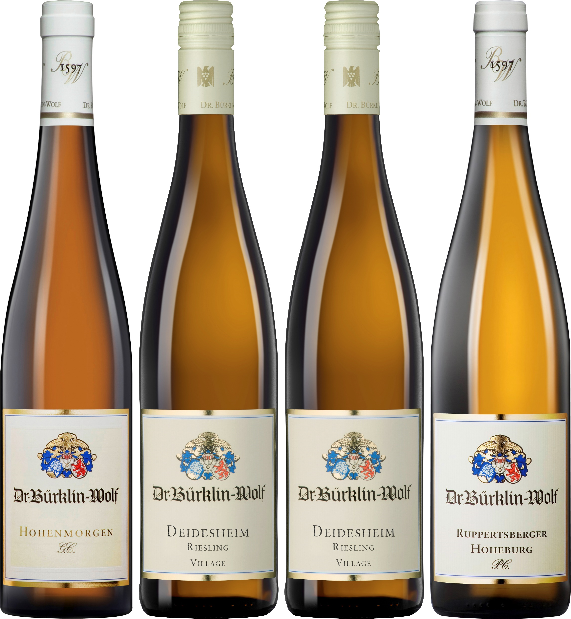 Vier Weinflaschen stehen nebeneinander. Jede Flasche ist mit einem etikett versehen, das den Namen des Weins und die Bezeichnung des Herstellers zeigt. Die Flaschen sind überwiegend transparent und zeigen verschiedene Farbtöne des Weins.