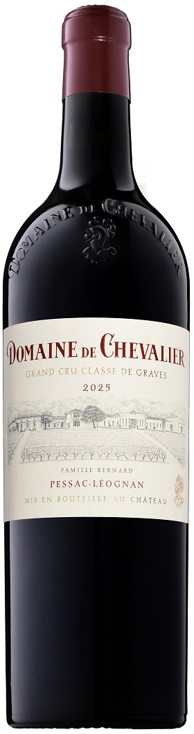 Eine rote Weinflasche mit etiketierten Inschriften. Oben steht -Domaine de Chevalier- und darunter -Grand Cru Classé de Graves 2025-. Im Hintergrund ist eine stilisierte Abbildung eines Weinguts.