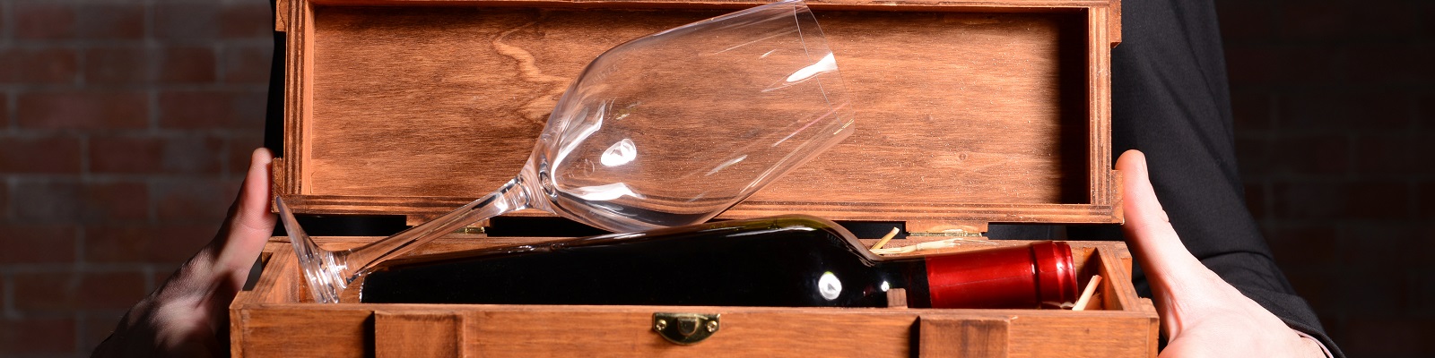 Holzschatulle mit Wein