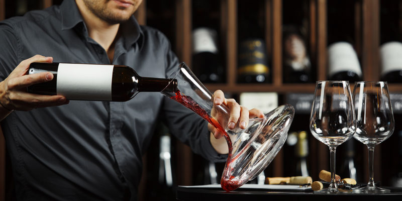 Wein Dekantieren vs. Karaffieren: Ein Leitfaden für Genießer