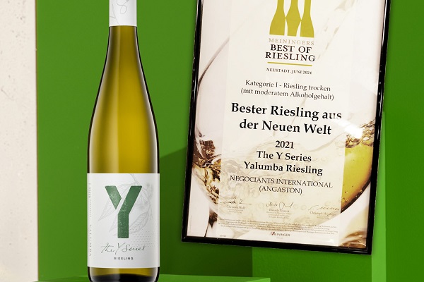 01.07._1_Yalumba_Y-Series_Riesling_600 Eine Flasche Weißwein mit einem grünen Etikett und dem Schriftzug -The Y Series Riesling- steht neben einer Urkunde, die den besten Riesling 2021 aus der Neuen Welt Auszeichnet. Der Hintergrund ist grün.