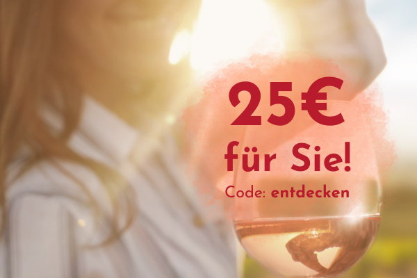 Entdecker-Woche_rot_2024 Eine Person hält ein Glas Roséwein in der Sonne. Im Vordergrund steht der Text: -25 € für Sie! Code: entdecken-. Die Stimmung ist einladend und fröhlich.