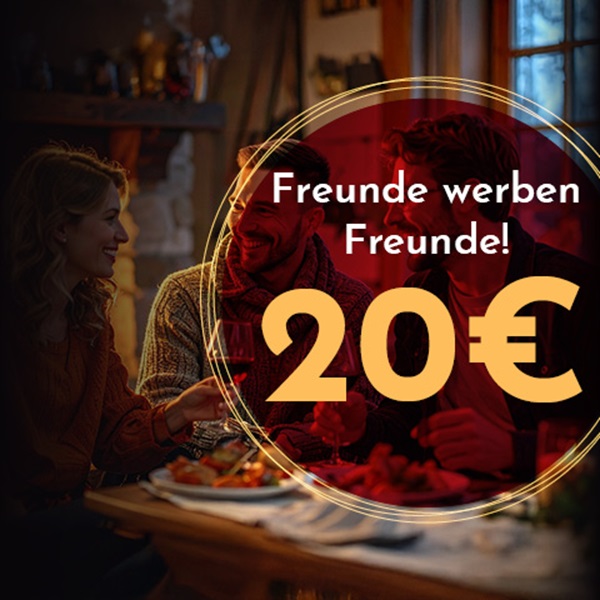 Eine Gruppe von drei Freunden sitzt zusammen an einem Tisch, lächelt und genießt Essen und Getränke in einer gemütlichen Umgebung. Über ihnen steht der Text: -Freunde werben Freunde! 20€-.