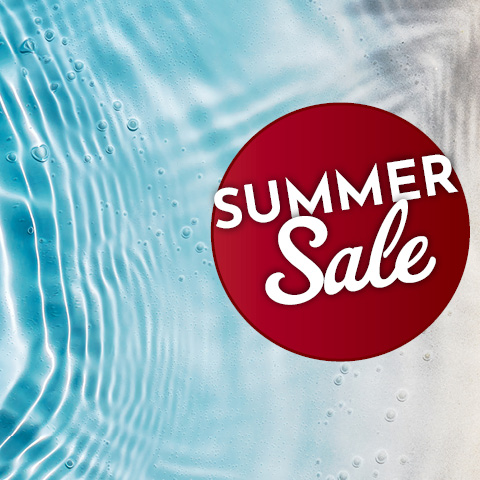 Wasseroberfläche mit sanften Wellen bildet den Hintergrund. In der Mitte befindet sich ein roter Kreis mit dem Text -SUMMER Sale-, der in einer verspielten Schriftart geschrieben ist.