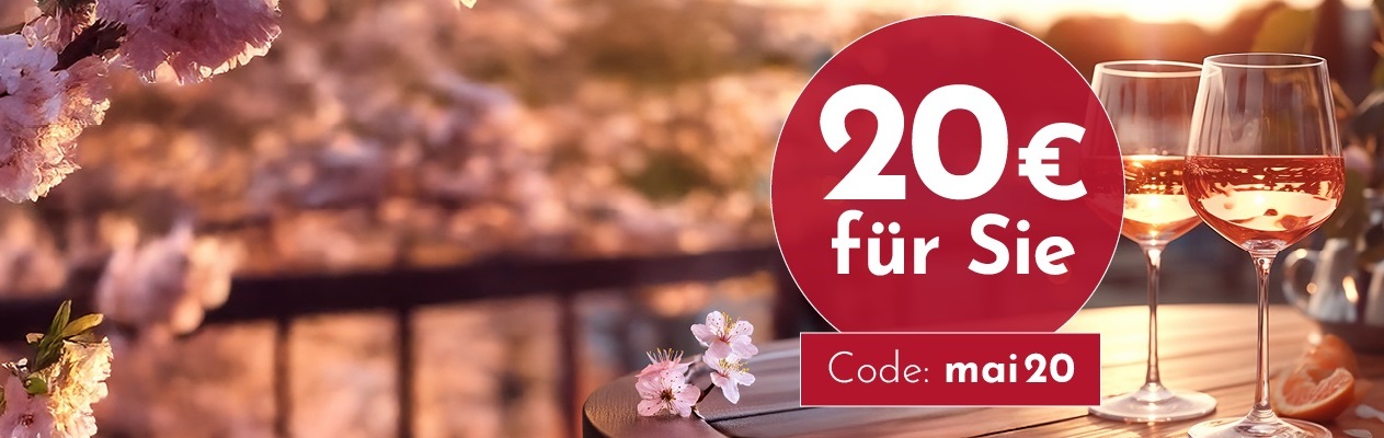 Zwei Gläser mit roséfarbigem Getränk stehen auf einem Holztisch, umgeben von blühenden Kirschblüten. Ein roter Kreis zeigt -20€ für Sie- und den Rabattcode -mai20-.
