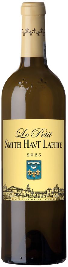 Eine Flasche Weißwein mit einem gelben Etikett. Darauf steht -Le Petit Smith Haut Lafitte 2025- und zeigt ein Wappen sowie eine stilisierte Darstellung eines Weinguts.