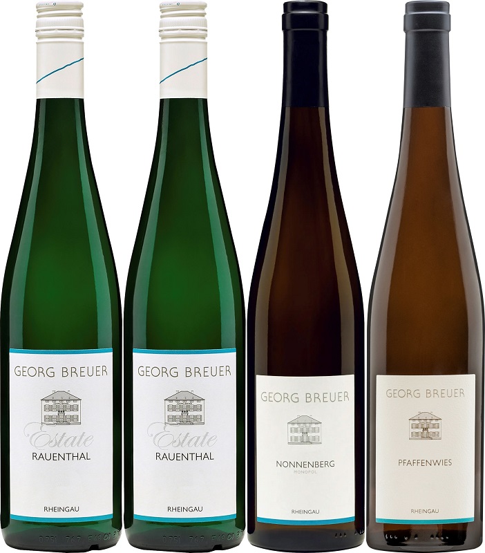 Breuer EXKLUSIV: Nonnenberg 2021 Vier Weinflaschen stehen in einer Reihe. Die ersten beiden Flaschen sind grün mit weißen Etiketten, die anderen beiden sind braun und schwarz. Alle tragen das Etikett -Georg Breuer-.