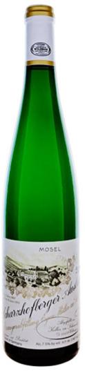 Scharzhofberger Riesling Auslese Eine grüne Weinflasche mit Weißwein. Das Etikett zeigt eine Weinlandschaft mit dem Aufdruck -Mosel- und dem Schriftzug -Scharzhofberger.- Der Flaschenverschluss ist goldfarben.
