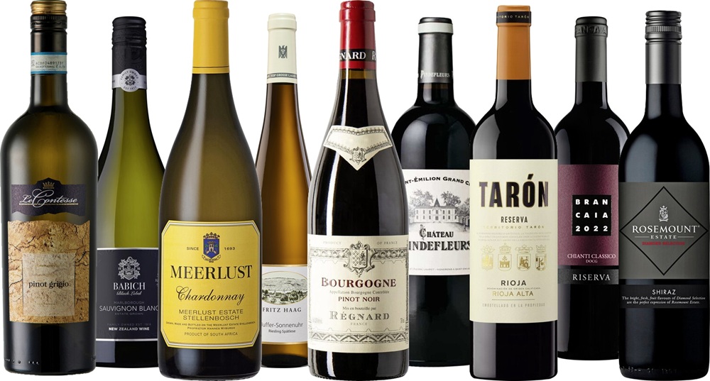 Neun Weinflaschen stehen nebeneinander. Jede Flasche hat ein unterschiedliches Etikett, das verschiedene Weinsorten und -herkunft anzeigt, darunter Chardonnay, Pinot Noir, Shiraz und Rioja.