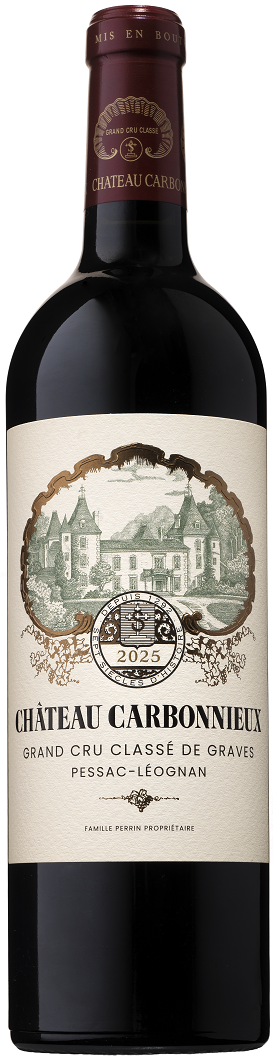 Eine Weinflasche mit einem schwarz-weißen Etikett, das eine Abbildung eines Weinguts zeigt. Darauf steht -Château Carbonnieux, Grand Cru Classé de Graves, Pessac-Léognan- sowie die Jahreszahl -2025-.