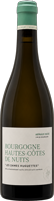 Eine Weinflasche mit grünem Deckel steht auf einem neutralen Hintergrund. Die Etikette zeigt den Text -Bourgogne Hautes Côtes de Nuits- und -Vin Domaine Pierre Morey- in schlichter Schrift.