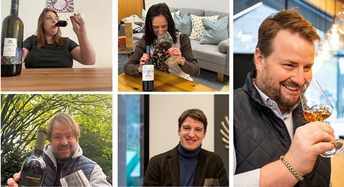 Fünf Personen genießen Getränke, darunter Wein und Whisky. Sie sind sowohl drinnen als auch draußen in verschiedenen Umgebungen, lachen und verkosten ihre Getränke in geselliger Atmosphäre.