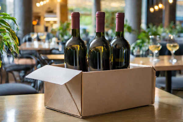 Firefly 3 Flaschen Wein in einem Karton auf dem Tisch eines modernen Restaurants 57114 Firefly 3 Flaschen Wein in einem Karton auf dem Tisch eines modernen Restaurants 57114