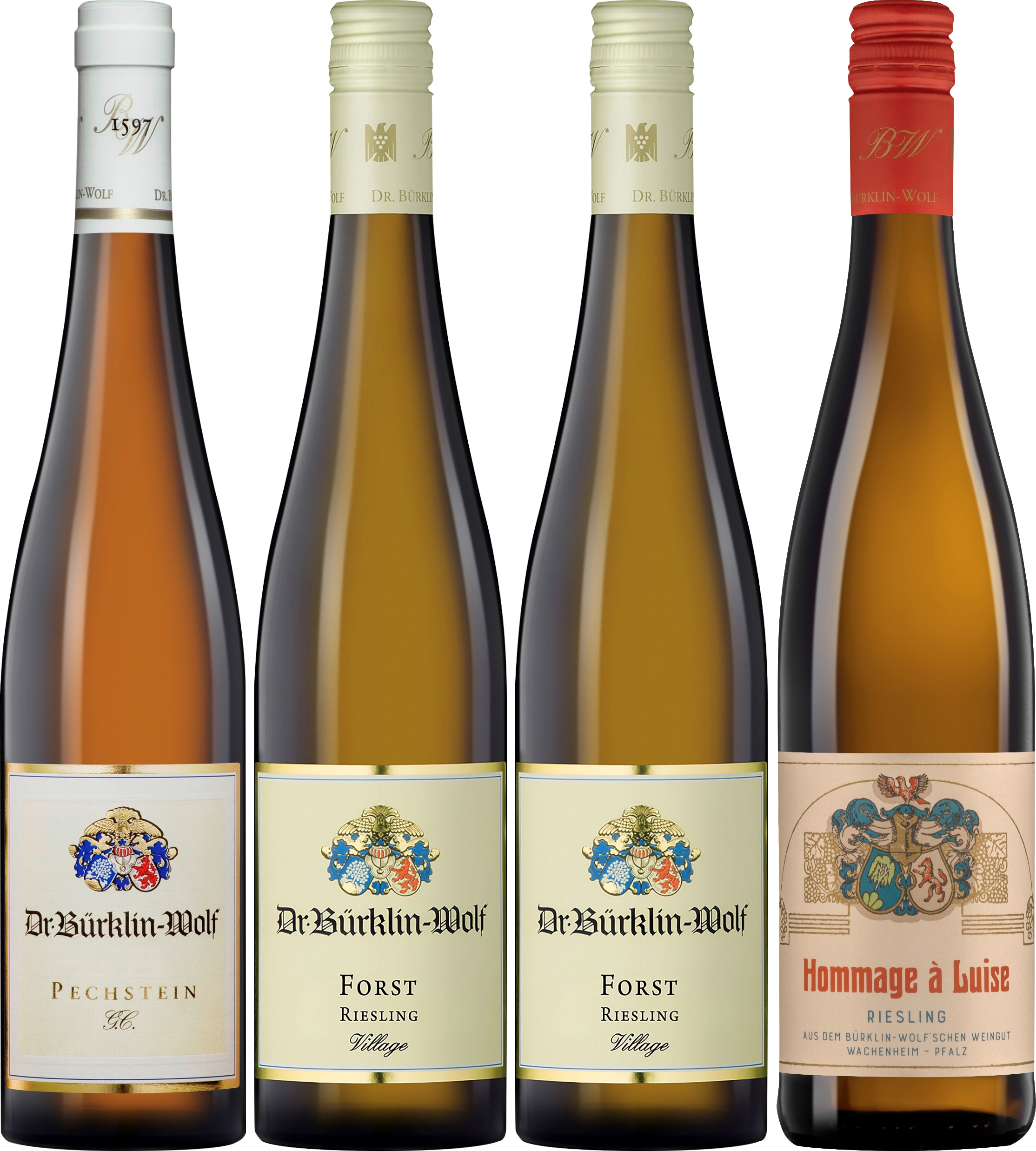 Vier Weinflaschen stehen nebeneinander, jede mit einem unterschiedlichen Etikett und Kappen. Zu sehen sind eine Flasche mit -Pechstein- und drei -Forst Riesling-, sowie eine -Hommage à Luise-.