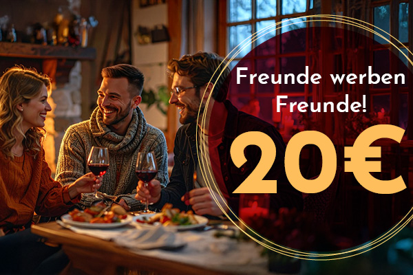 Drei Freunde sitzen gemütlich an einem Tisch mit Essen und Rotwein. Sie lachen und stoßen mit ihren Gläsern an. Im Vordergrund steht ein Hinweis auf ein Freundschaftsangebot von 20€.