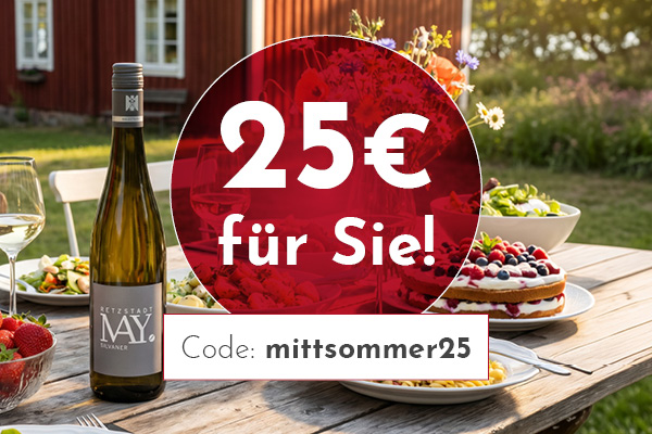 Eine Flasche Wein steht auf einem Tisch, der mit verschiedenen Gerichten und einem Kuchen gedeckt ist. Im Hintergrund sind grüne Wiesen und ein Holzhaus sichtbar. Ein Rabatt von 25 € wird beworben, Code: mittsommer25.