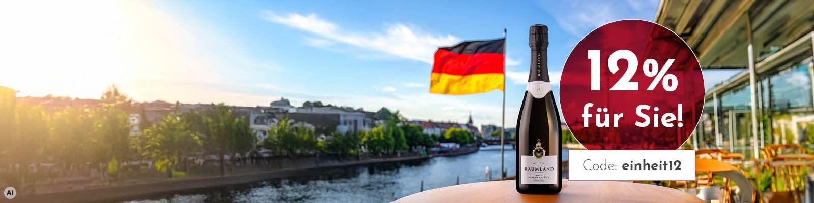 Ein Sektflasche steht auf einem Tisch, während im Hintergrund die deutsche Flagge weht. Der Fluss und Bäume sind sichtbar, und ein Rabattangebot von 12 % wird angezeigt.