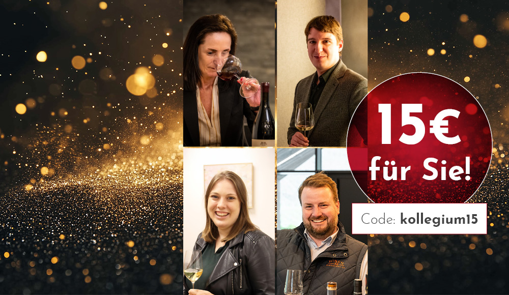 Vier Personen genießen Wein, während im Hintergrund goldene Glitzerpartikel sichtbar sind. In einer Ecke steht der Text: -15€ für Sie! Code: kollegium15-.