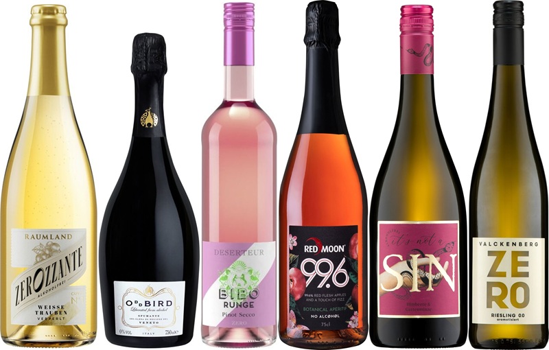 Sechs Weinflaschen stehen aufgereiht. Links eine rosafarbene Schaumweinflasche, gefolgt von einer weißen. In der Mitte eine rote Flasche, daneben eine rosafarbene Schaumweinflasche. Dann gibt es eine gelbe Flasche und ganz rechts eine weiße.