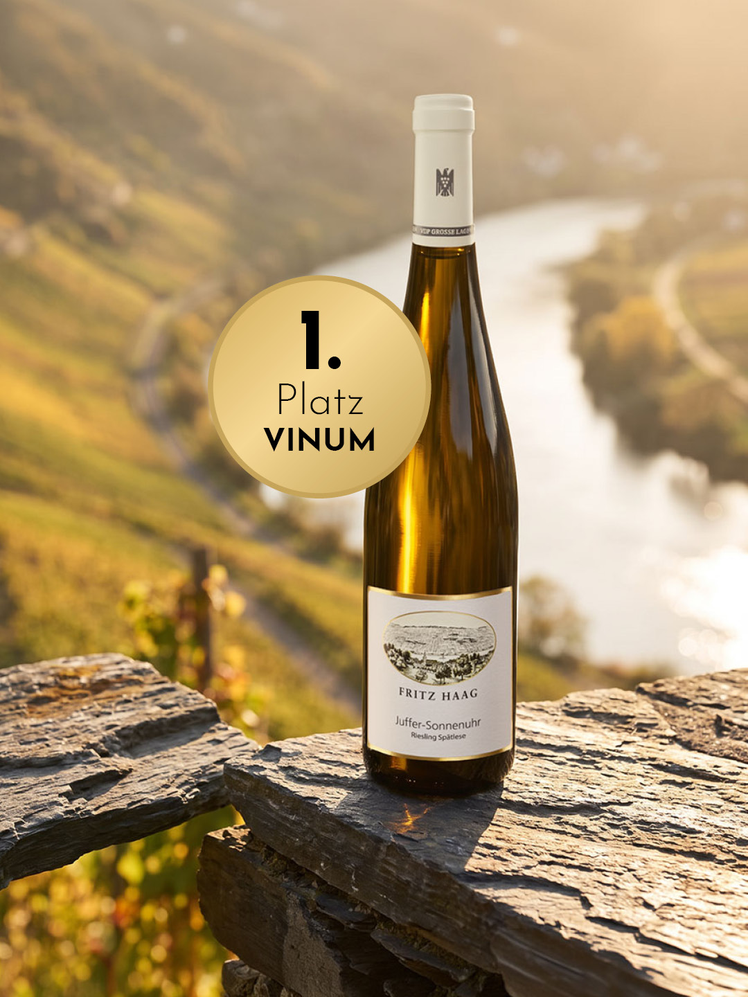 Eine Flasche Wein steht auf einem steinernem Untergrund. Im Hintergrund erstrecken sich Weinberge und ein Fluss spiegelt das Licht der Sonne. Ein goldener Aufkleber zeigt -1. Platz VINUM-.