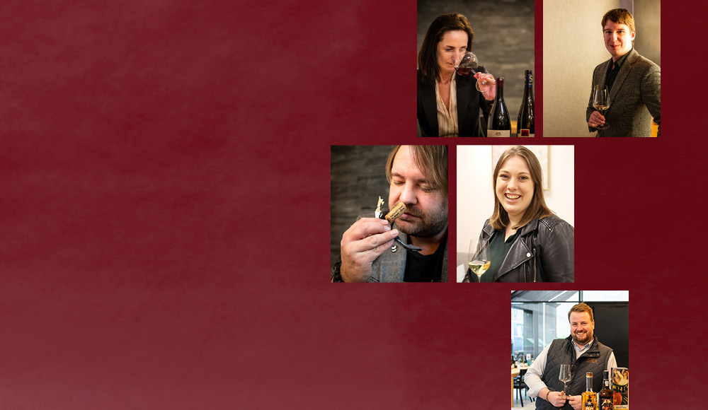 Fünf Personen halten Getränke oder Essen in einer collageartigen Anordnung auf einem rötlichen Hintergrund. Sie scheinen an einer Verkostung oder Veranstaltung teilzunehmen.