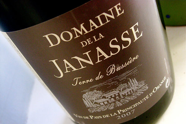 Eine Weinflasche mit dem Etikett -Domaine de la Janasse- und der Aufschrift -Terre de Bussière- von 2007. Das Etikett zeigt eine zeichnerische Darstellung eines Weinguts.