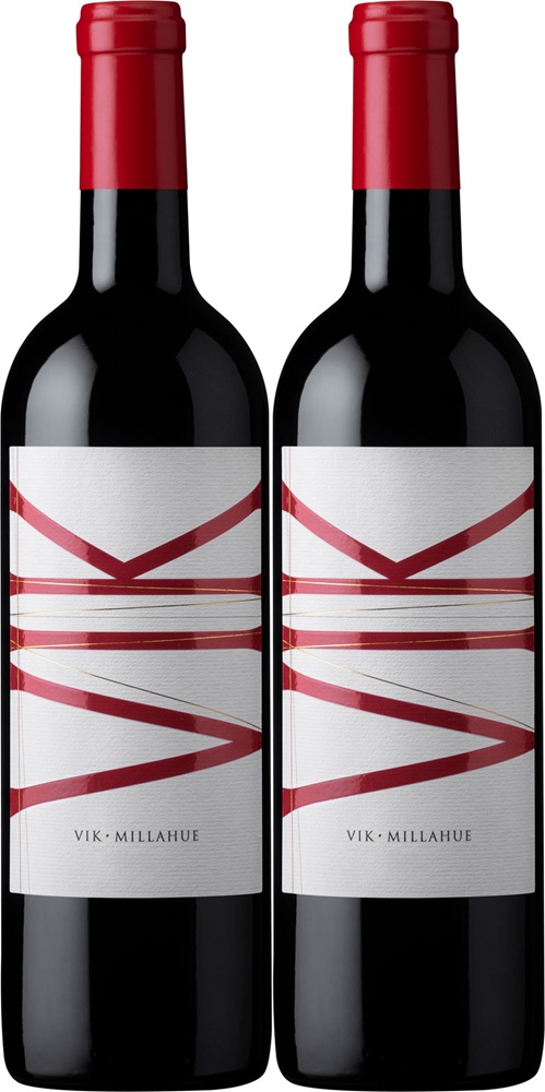 Zwei Flaschen Rotwein stehen nebeneinander. Die Flaschen haben rote Korken und ein etiket mit elegantem, grafischem Design in Weiß und Rot, das den Namen -VIK MILLAHUE- zeigt.