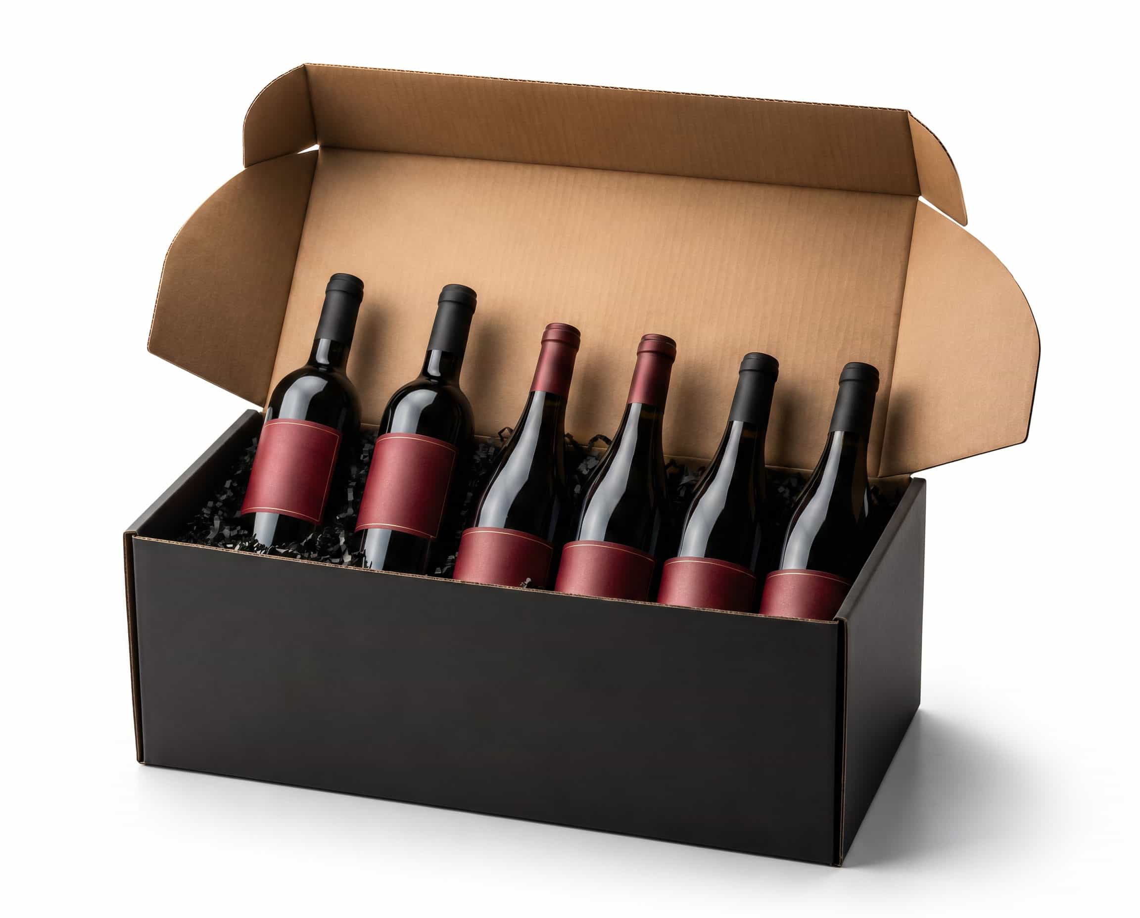 Sechs Weinflaschen in einer schwarzen Geschenkbox sind sichtbar, die in braunes Füllmaterial eingepackt sind. Die Box ist geöffnet und wirkt elegant, mit roten Etiketten an den Flaschen.