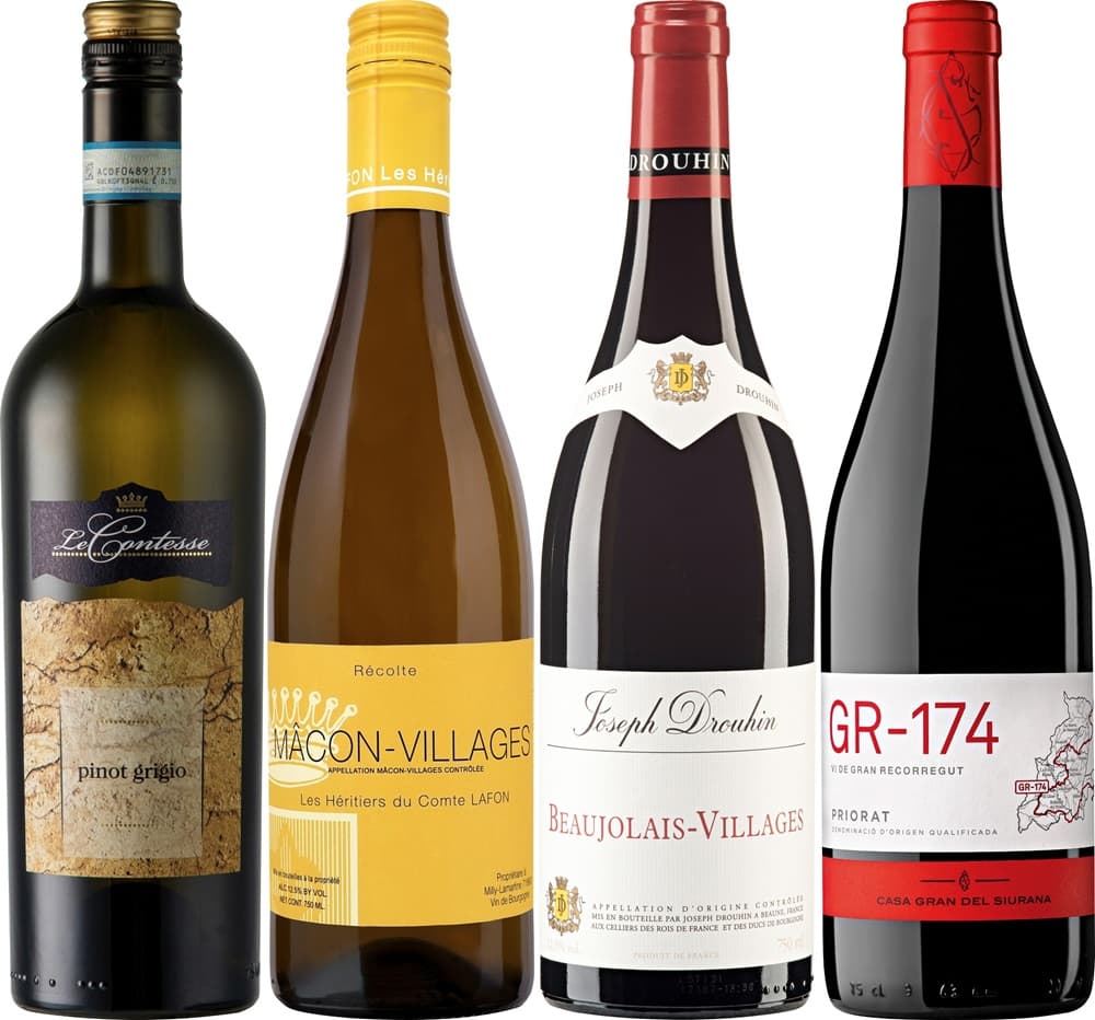 Vier Weinflaschen stehen nebeneinander. Links eine grüne Flasche Pinot Grigio, daneben eine gelbe Flasche Macon-Villages, gefolgt von einer roten Beaujolais-Villages-Flasche und schließlich eine schwarze Flasche GR-174.