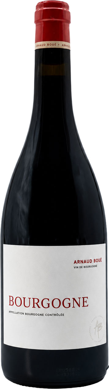 Eine Weinflasche mit einem dunkelroten Kapsel. Das Etikett zeigt den Text -Arnaud Boué-, -Vin de Bourgogne-, -Bourgogne- und -Appellation Bourgogne Contrôlée-. Weiße und rote Schrift auf hellem Hintergrund.