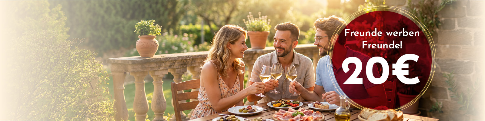 Eine Gruppe von drei Personen, die an einem Tisch im Freien sitzt, hebt Gläser voller Weißwein. Der Tisch ist mit verschiedenen Speisen gedeckt. Im Hintergrund sieht man eine grüne Gartenlandschaft. Text: -Freunde werben Freunde! 20€-.