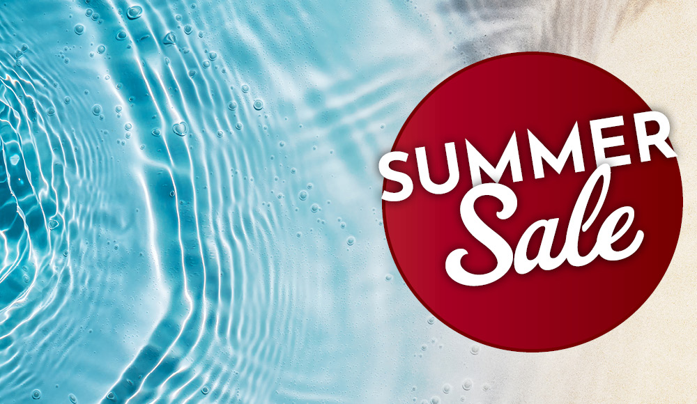 Wasseroberfläche mit blauen Wellen und Spritzern. Ein rotes, rundes Label mit dem Text -SUMMER Sale- steht im Vordergrund, während sandfarbener Hintergrund sichtbar ist.