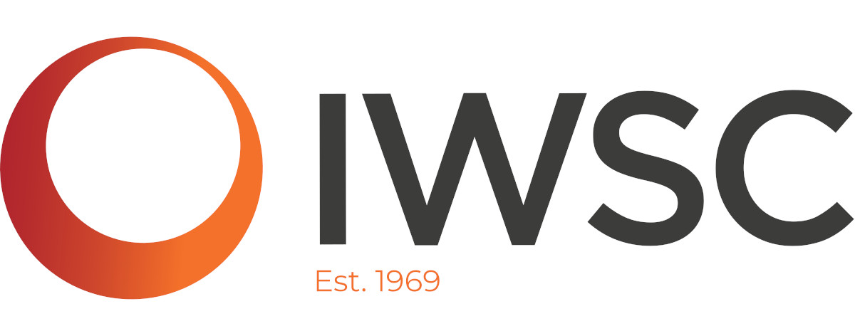 Ein kreisförmiges Logo in Rot-Orange mit dem Schriftzug -IWSC- in grauer Schrift und dem Text -Est. 1969- in Orange darunter.