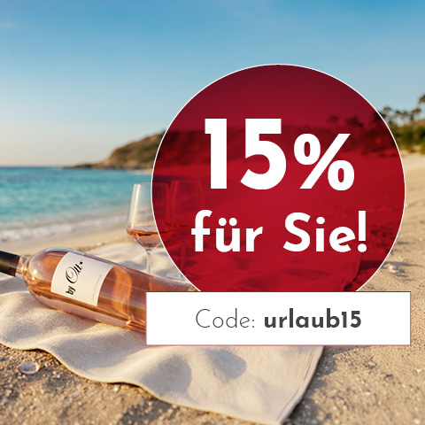 Eine Flasche Roséwein steht auf einem Strandtuch am Sandstrand. Neben der Flasche befinden sich zwei Weingläser. Der Text informiert über 15 % Rabatt mit dem Code -urlaub15-.