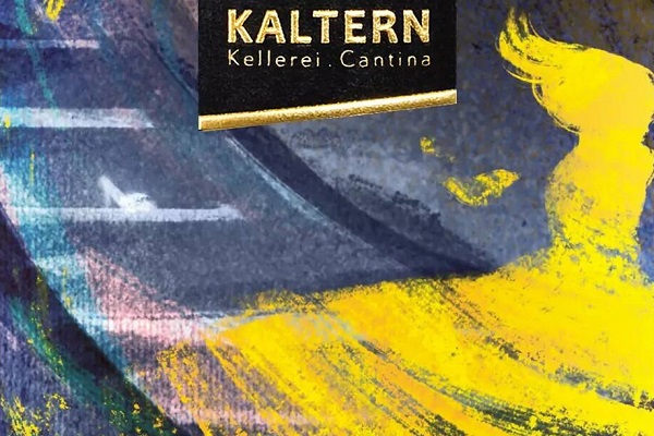 kunststück_600 Ein farbenfrohes Kunstwerk zeigt geschwungene Linien in Blau und Gelb. Oben ist der Schriftzug -KALTTERN- mit unterem Text -Kellerei. Cantina.- zu sehen, eingebettet in eine künstlerische Komposition.